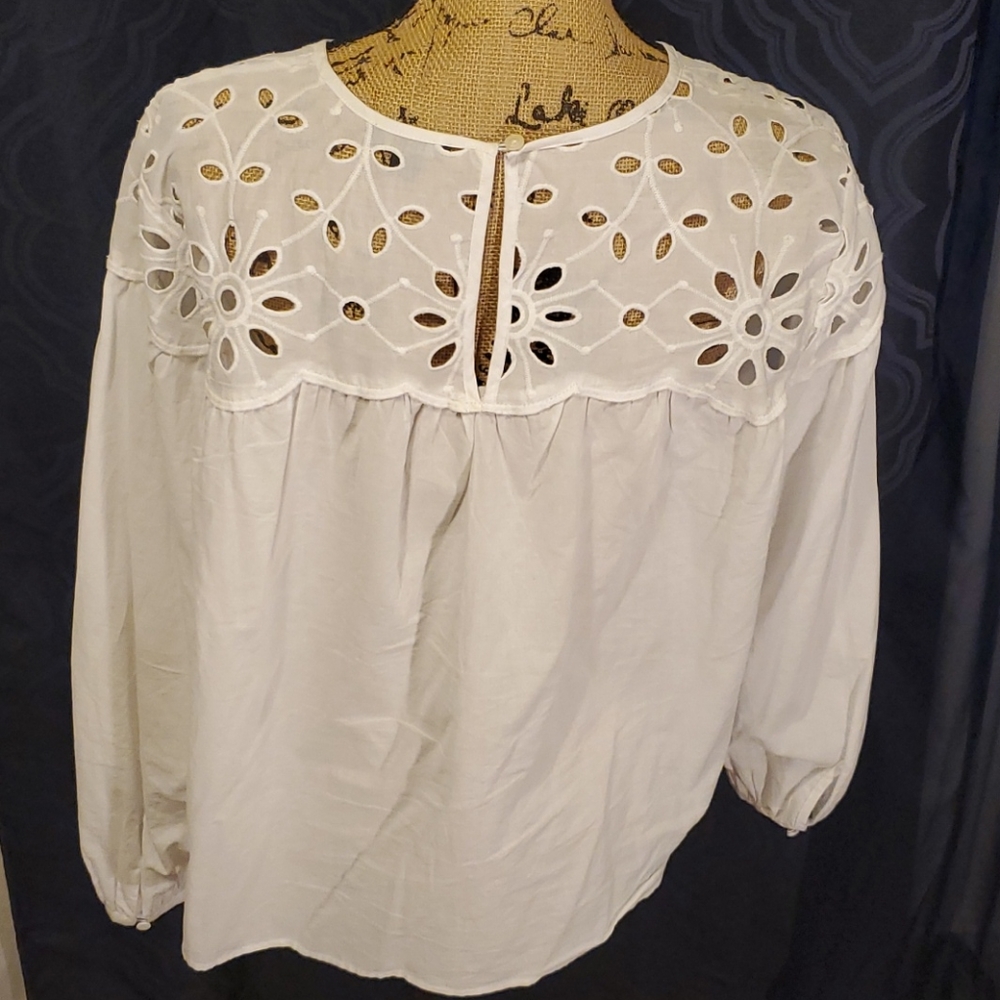 White blouses use one time we're - Picture 4 of 8
